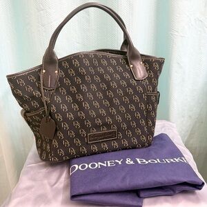 NWOT - Dooney & Bourke Black and Tan Signature Tote - Large